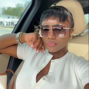 Meet your Posher, Malika